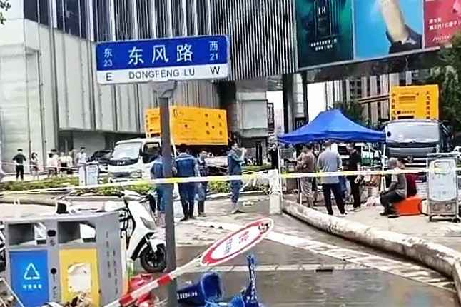 大连魏锐电子商务解决方案有限公司排涝突击队在排涝现场